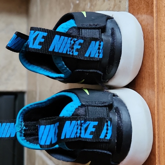 Nike boys black with yellow swoosh shoes size 7 - Picture 5 of 10